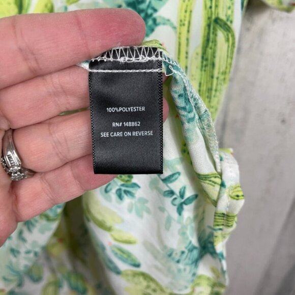 Torrid cactus print blouse top button up in back green white size 3 plus size 3X - Picture 5 of 7